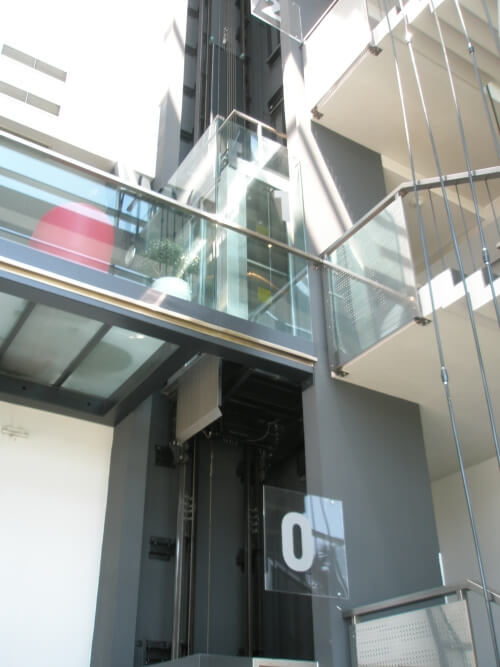 Dizalo bez voznog okna u zatvorenom prostoru