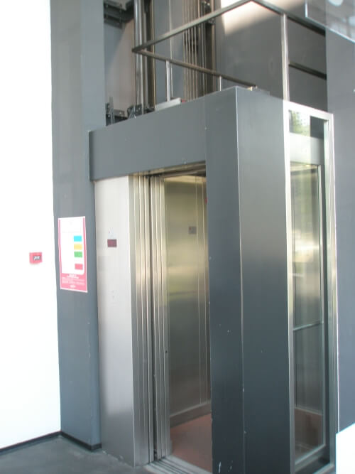 Dizalo bez voznog okna u zatvorenom prostoru