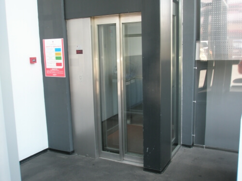 Dizalo bez voznog okna u zatvorenom prostoru