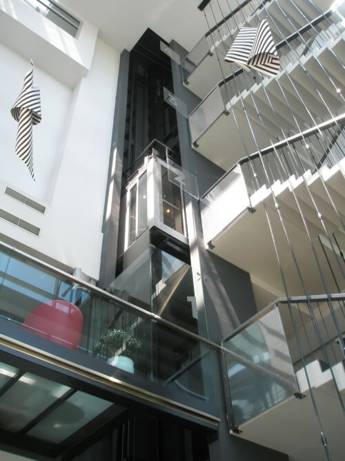 Dizalo bez voznog okna u zatvorenom prostoru